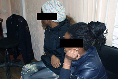 Забывшие дату рождения нигерийки выдворены из Новосибирска Забывшие дату рождения нигерийки выдворены из Новосибирска