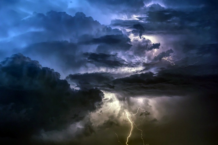 Экстренное предупреждение объявили в Новосибирске из-за града и шторма