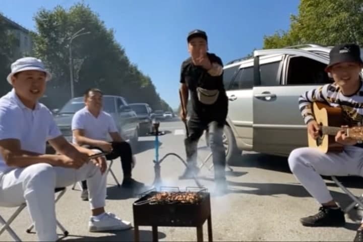 Выступавший в поддержку экс-главы Тувы музыкант устроил пикник с мангалом и кальяном на проезжей части