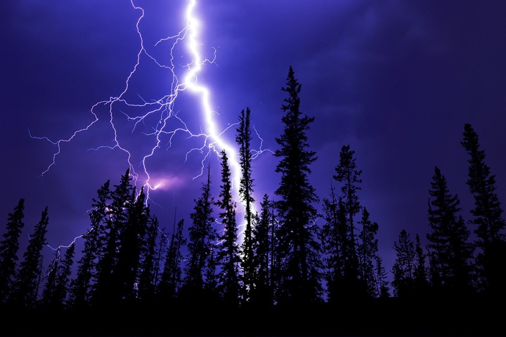 Количество молний возрастет в Арктике из-за глобального потепления. Это может увеличить число пожаров Количество молний возрастет в Арктике из-за глобального потепления. Это может увеличить число пожаров