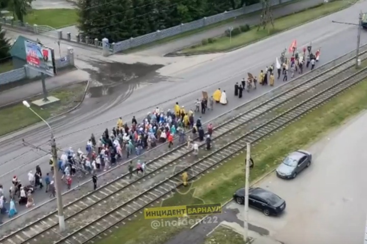 Массовый крестный ход начался в Барнауле Массовый крестный ход начался в Барнауле