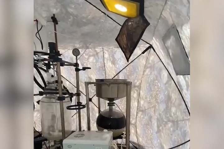 Палатку-нарколабораторию и 8 кг мефедрона нашли в кузбасском лесу