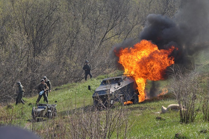 БТР загорелся в Бердске во время реконструкции военных событий БТР загорелся в Бердске во время реконструкции военных событий