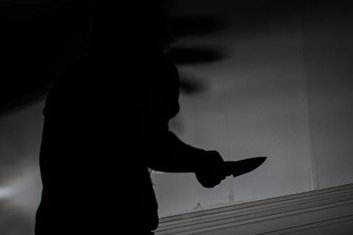 Омский пенсионер четыре раза ударил ножом знакомого из-за спора «о службе и прислужничестве»