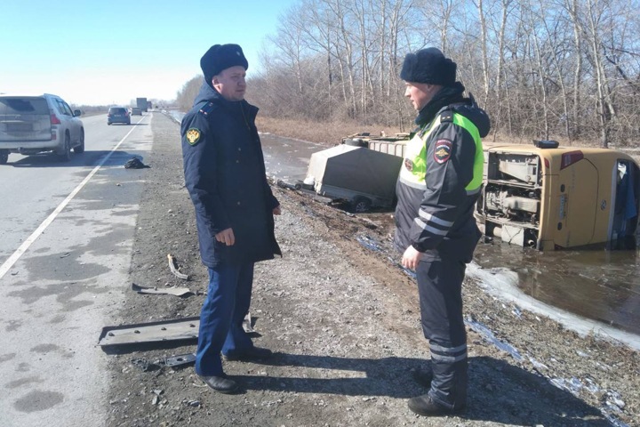 Автобус с людьми перевернулся на трассе под Новосибирском