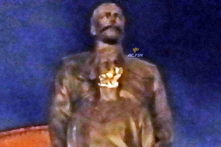 Новосибирец попытался топором разбить памятник Николаю II