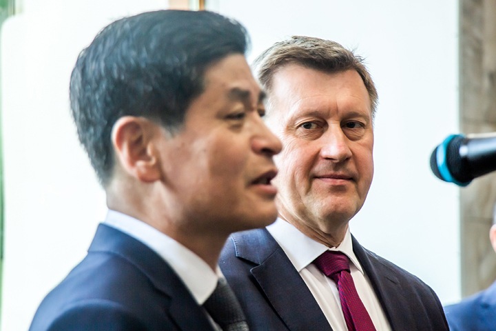 Как власти открывали памятную доску Ким Чен Иру в Новосибирске: В КНДР людей не мучают