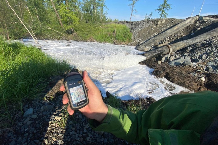 «Норникель» продолжает сливать отходы в местные реки. После прибытия полиции рабочие начали демонтаж труб