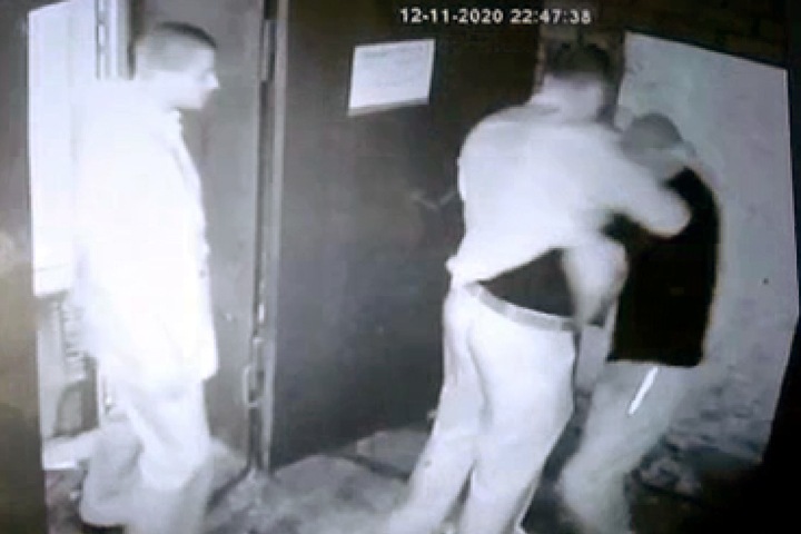 Избиение кузбассовца начальством колонии попало на видео. Подробности