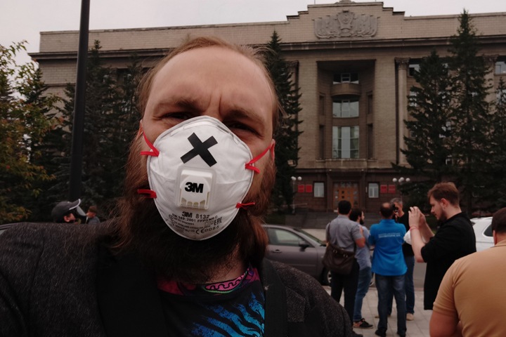 Задыхающиеся от смога красноярцы пришли к правительству в противогазах