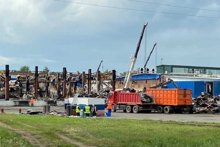 Пропавшее мясо тоннами вывозят на КамАЗах из Бийска после пожара на «Алтайском бройлере» Пропавшее мясо тоннами вывозят на КамАЗах из Бийска после пожара на «Алтайском бройлере»