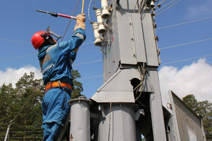 Сибирский депутат раскритиковал передачу городских электросетей МРСК Сибирский депутат раскритиковал передачу городских электросетей МРСК