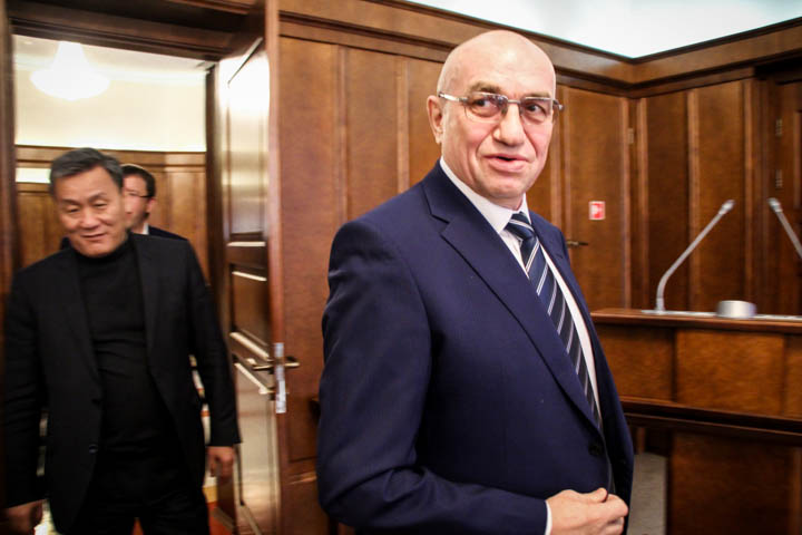 «Спасибо от людей, за которых вы воевали»: как в заксобрании встретили «неуход» Мочалина