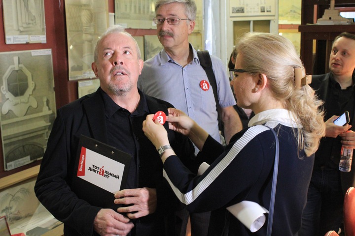 «Уважать нашего диктатора»: Макаревич прочитал новосибирцам «Тотальный диктант» «Уважать нашего диктатора»: Макаревич прочитал новосибирцам «Тотальный диктант»