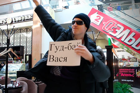 Молодые люди раздавали жителям Новосибирска «доллары» от бывшего губернатора (видео)