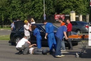 Автомобиль губернатора Иркутской области сбил в Москве пешехода на переходе — блогеры Автомобиль губернатора Иркутской области сбил в Москве пешехода на переходе — блогеры