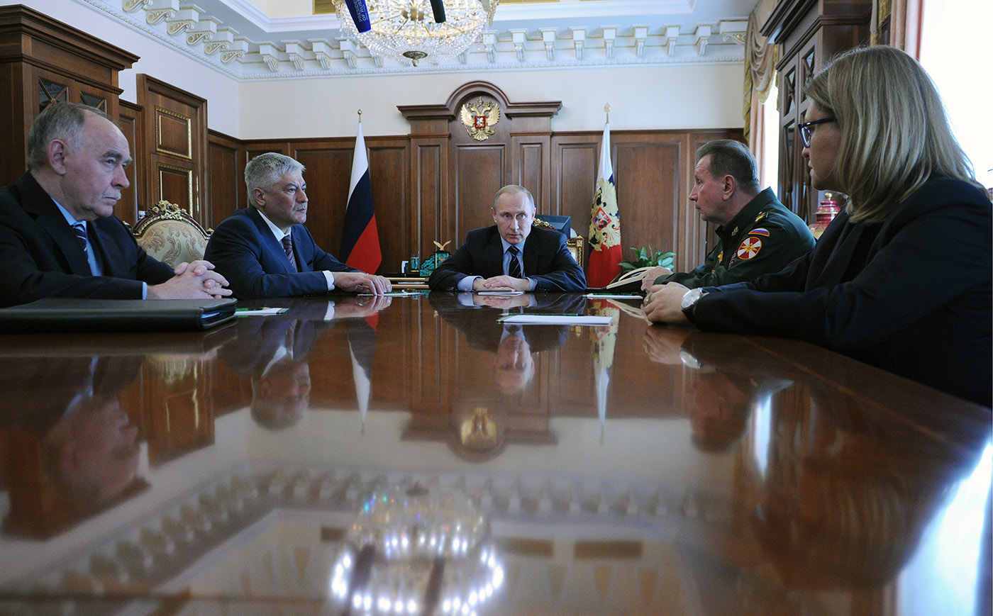 Директор ФСКН Виктор Иванов, глава МВД Владимир Колокольцев, Владимир Путин, главнокомандующий внутренними войсками МВД Виктор Золотов и первый заместитель главы ФМС Екатерина Егорова (слева направо) во время совещания в Кремле, 5 апреля 2016 года. Фото: Михаил Климентьев / пресс-служба президента РФ / ТАСС
