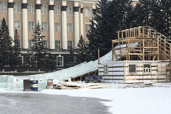 Мэр Улан-Удэ убежал от журналистов после вопроса о платной ледяной горке для детей