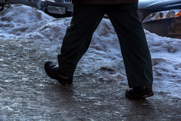 Омичка отсудила деньги за травму из-за наледи во дворе