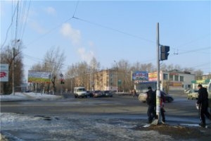 Пьяный житель Омска упал спиной на асфальт вместе с двухлетней дочерью на плечах — СК РФ