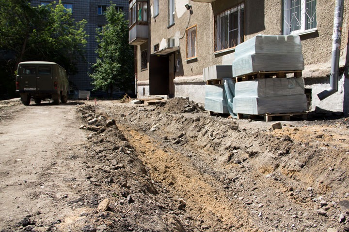 Жительница Новосибирска пострадала из-за работ по благоустройству двора Жительница Новосибирска пострадала из-за работ по благоустройству двора