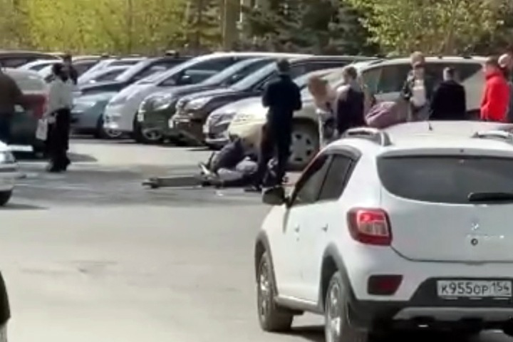 Водитель сбил в центре Новосибирска сразу двух самокатчиков Водитель сбил в центре Новосибирска сразу двух самокатчиков