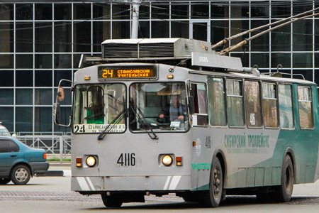 Мужчина ворвался в новосибирский троллейбус и ранил пассажира Мужчина ворвался в новосибирский троллейбус и ранил пассажира