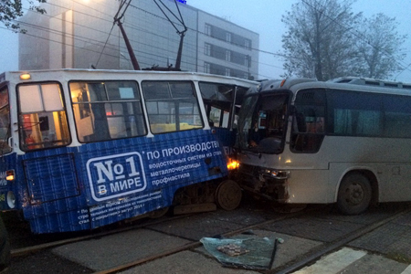 Автобус протаранил трамвай в Иркутске, пострадали трое Автобус протаранил трамвай в Иркутске, пострадали трое