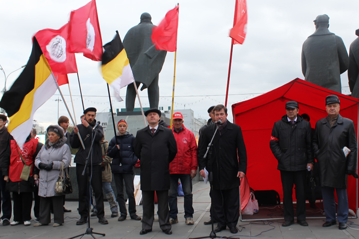 Около 300 человек вышли на митинг в Новосибирске в память о расстреле Белого дома