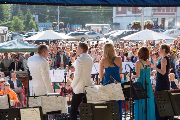 Новосибирская филармония неделю будет выступать на улице