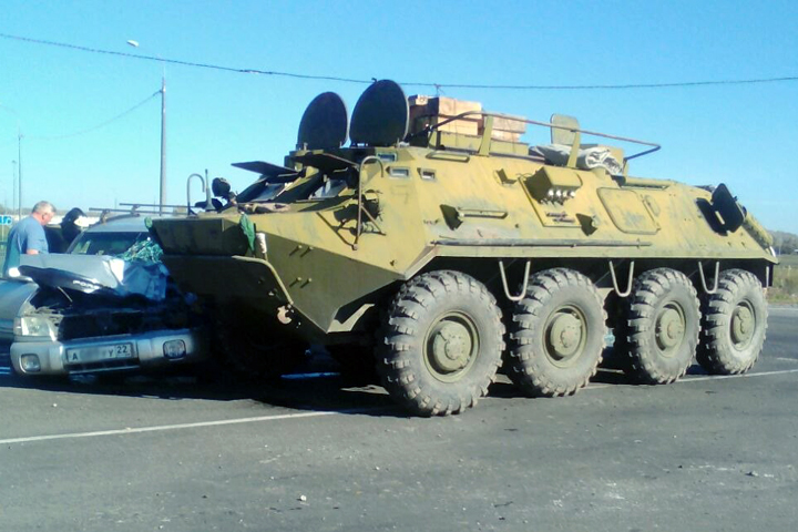 Бронетранспортер раздавил иномарку в Алтайском крае Бронетранспортер раздавил иномарку в Алтайском крае