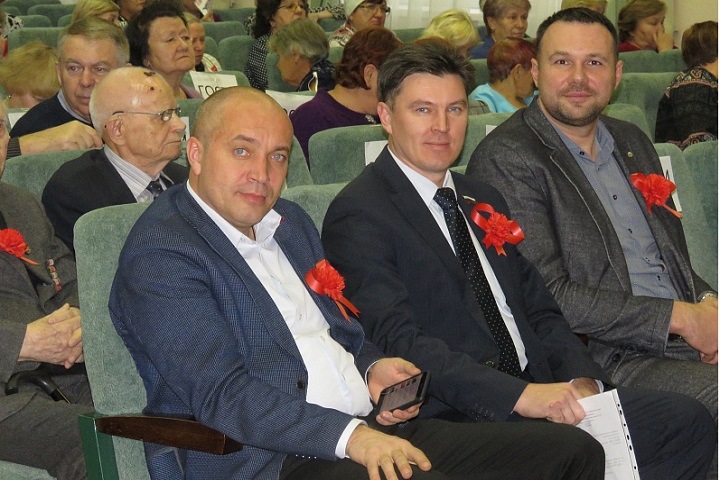 Новосибирский обком КПРФ решил исключить депутата горсовета из фракции из-за голоса за отмену партсписков Новосибирский обком КПРФ решил исключить депутата горсовета из фракции из-за голоса за отмену партсписков