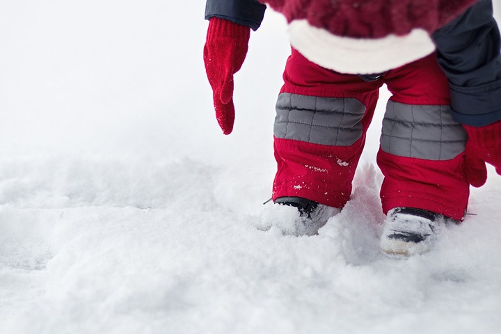 Полуторагодовалую девочку нашли в сугробе в Бурятии. Ребенка на улице могла забыть пьяная мать
