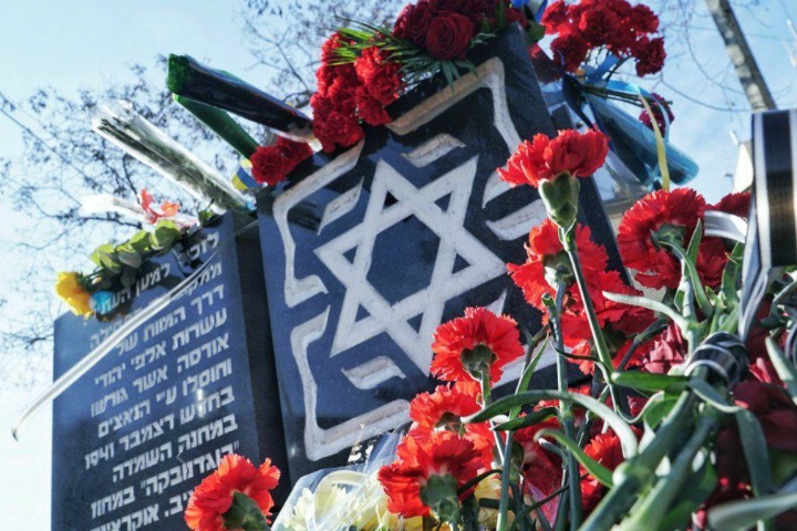 «Главное наше оружие — память»: жертв Холокоста вспомнили в Новосибирске «Главное наше оружие — память»: жертв Холокоста вспомнили в Новосибирске