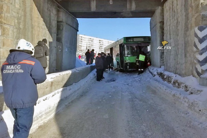 Одиннадцать человек пострадали в ДТП с автобусом в Нижней Ельцовке