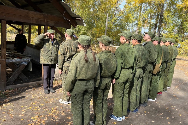 Глава красноярского центра патриотического воспитания отдал бизнесмену оборудование для тренировок детей