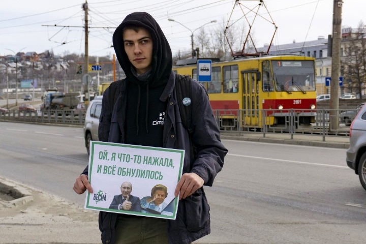 Новосибирское правительство призвало голосовать за поправки в Конституцию, чтобы врачи «справлялись с заразой» Новосибирское правительство призвало голосовать за поправки в Конституцию, чтобы врачи «справлялись с заразой»