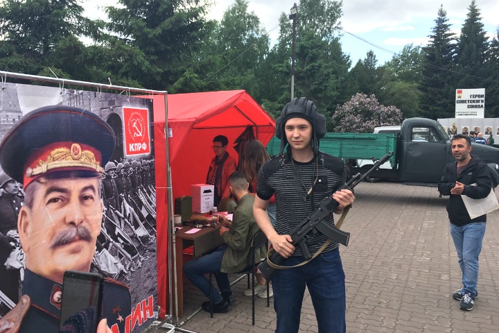 «Где взять Сталина? У нас впереди выборы»: КПРФ отметила день рождения вождя в центре Новосибирска