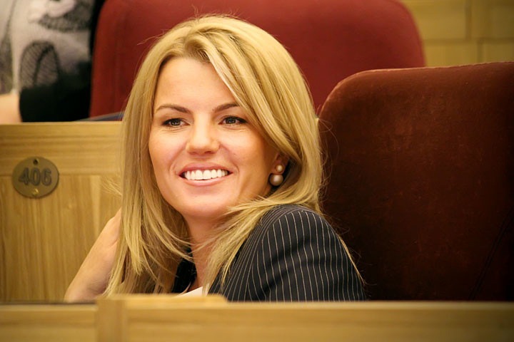 Незадекларированную недвижимость в Испании нашли у семьи новосибирского депутата Незадекларированную недвижимость в Испании нашли у семьи новосибирского депутата