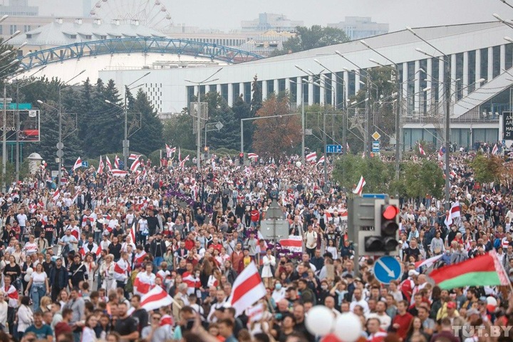 Сотни тысяч протестующих вышли на улицу в Белоруссии, Лукашенко взял автомат Сотни тысяч протестующих вышли на улицу в Белоруссии, Лукашенко взял автомат