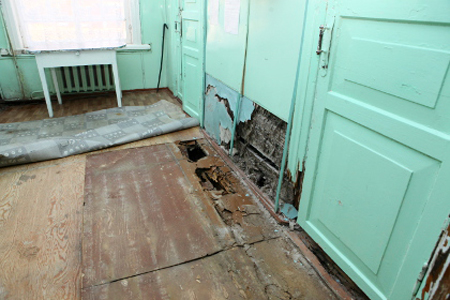 Иркутский депутат обещает построить новую больницу вместо той, где он провалился под пол Иркутский депутат обещает построить новую больницу вместо той, где он провалился под пол