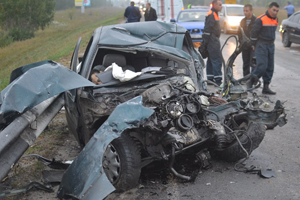 Два человека погибли при столкновении Mercedes-Benz с грузовиком под Новосибирском Два человека погибли при столкновении Mercedes-Benz с грузовиком под Новосибирском