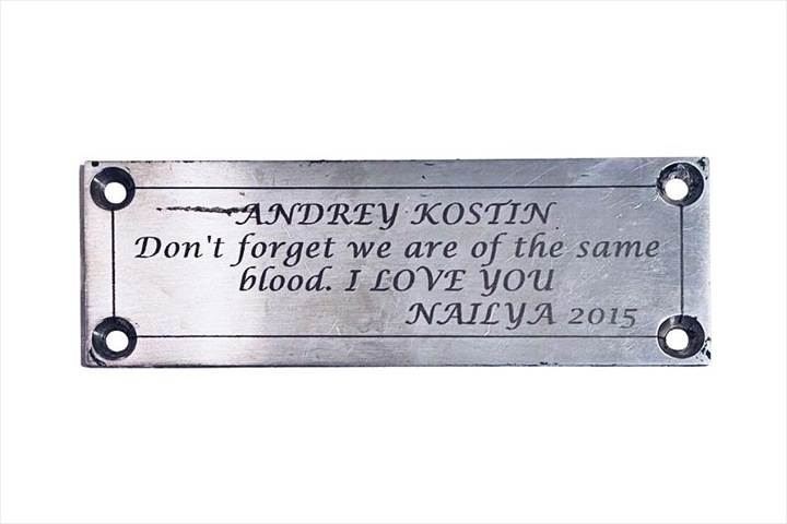 Новосибирский художник получил нацпремию за табличку из расследования Навального