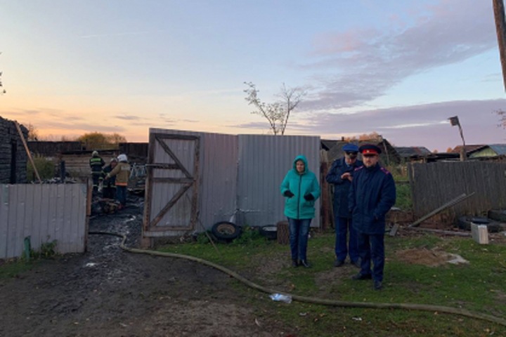 Многодетные родители погибли с дочкой при пожаре в Томской области Многодетные родители погибли с дочкой при пожаре в Томской области