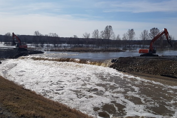 Размытую дорогу на Томск в Кузбассе восстанавливают четвертый день