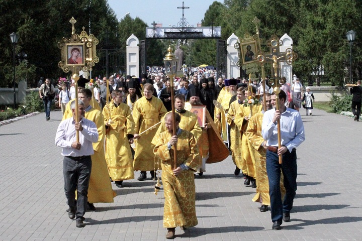 Крестный ход в Новосибирске: АК-47 и «отец народа»
