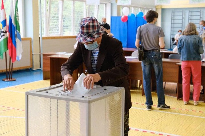 Единороссы, друзья депутатов и соседи силовиков: кто заработал сотни миллионов без конкурса на обнулении сроков Путина