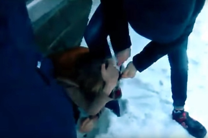 Подростки избили новосибирца и отрезали ему волосы ножом на камеру Подростки избили новосибирца и отрезали ему волосы ножом на камеру