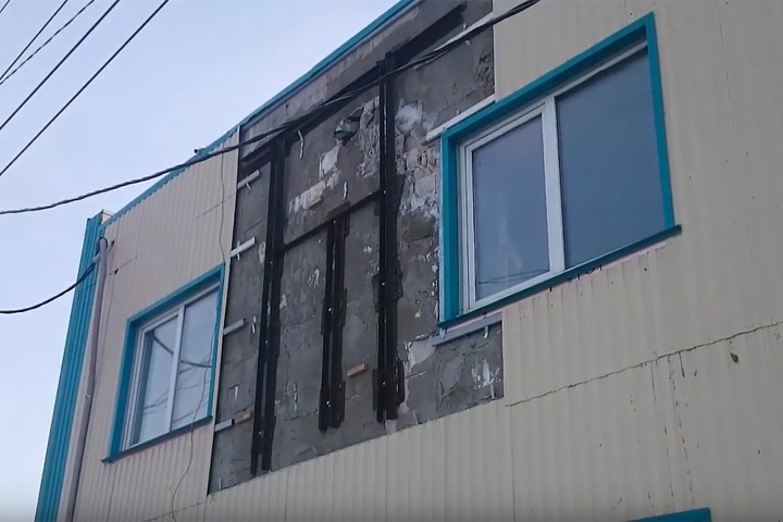 Экс-глава администрации Барабинска пойдет под суд за отремонтированный клеем дом