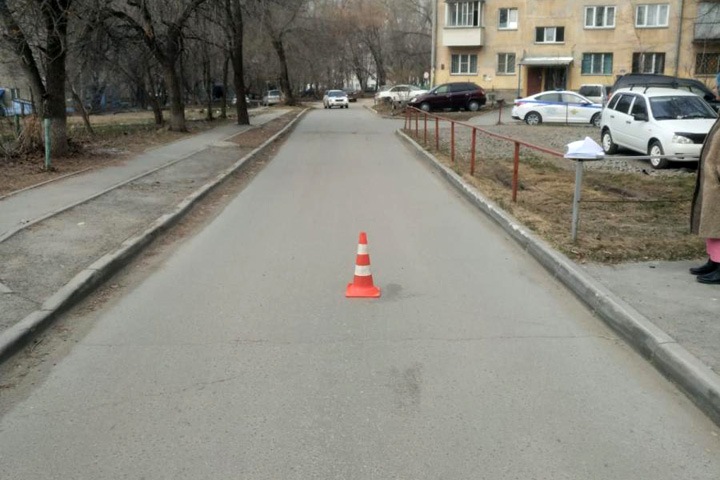 Новосибирский пенсионер умер после падения с самоката